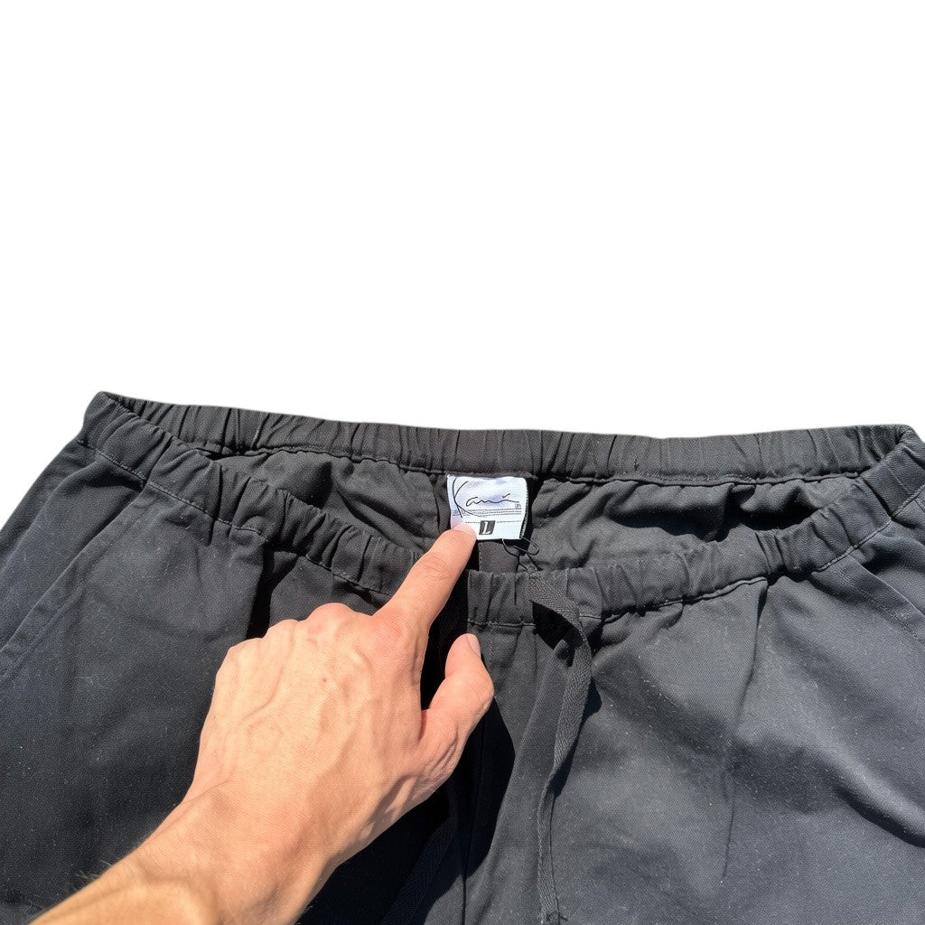 Karl Kani Größenetikett L an der schwarzen Cargo Hose