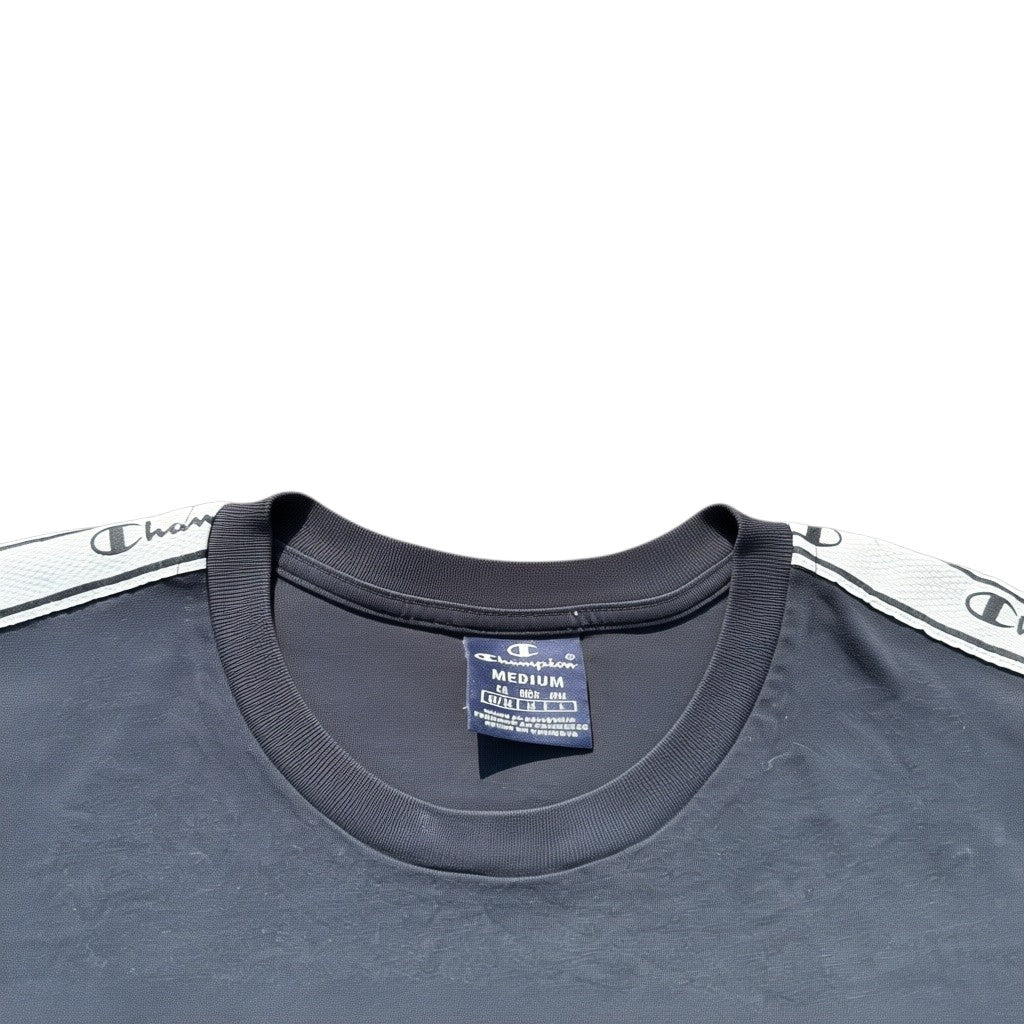 Champion Größenetikett Medium am schwarzen T-Shirt