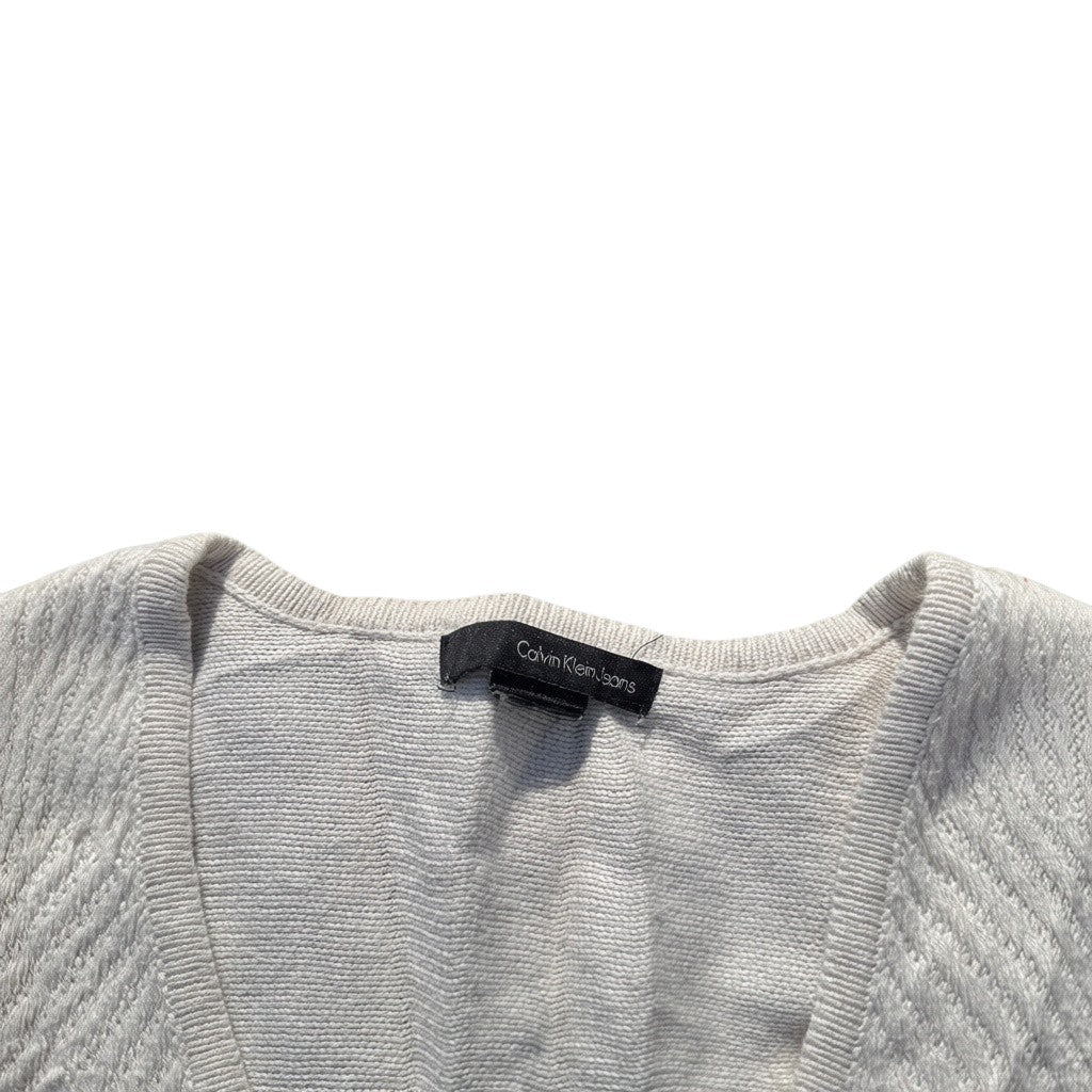 Calvin Klein Jeans Markenetikett am hellgrauen Strickpullover