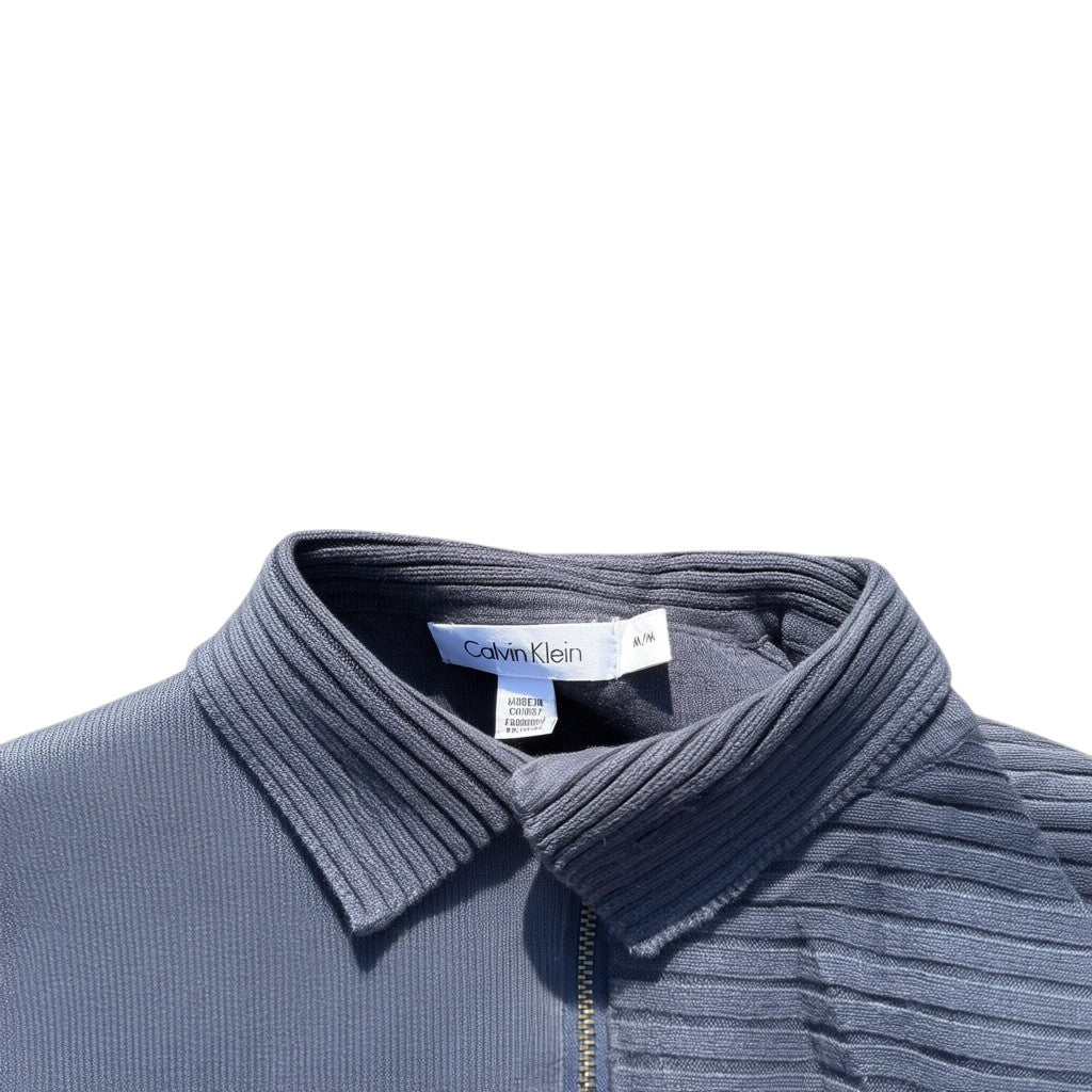 Calvin Klein Größenetikett M an der navyfarbenen Strickjacke