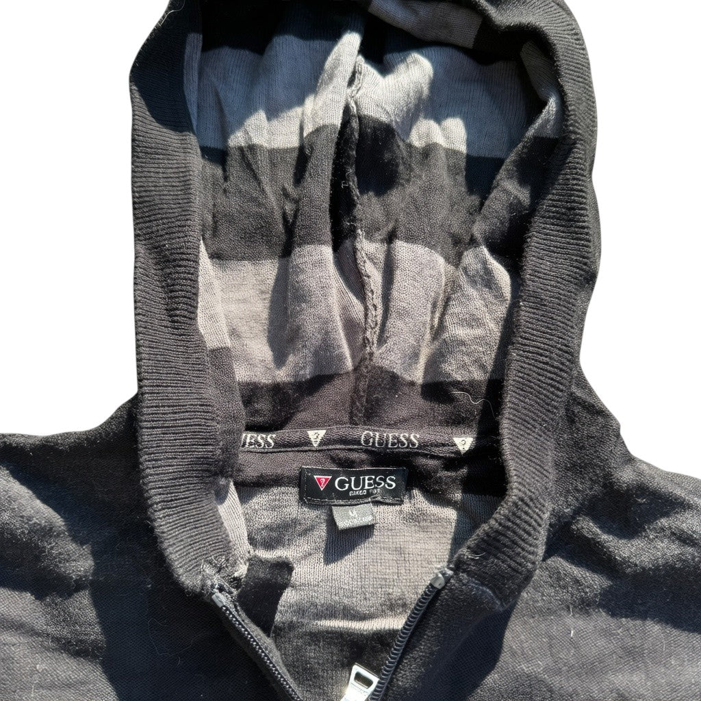 Guess Jeans Markenetikett und Kapuzeninnenansicht