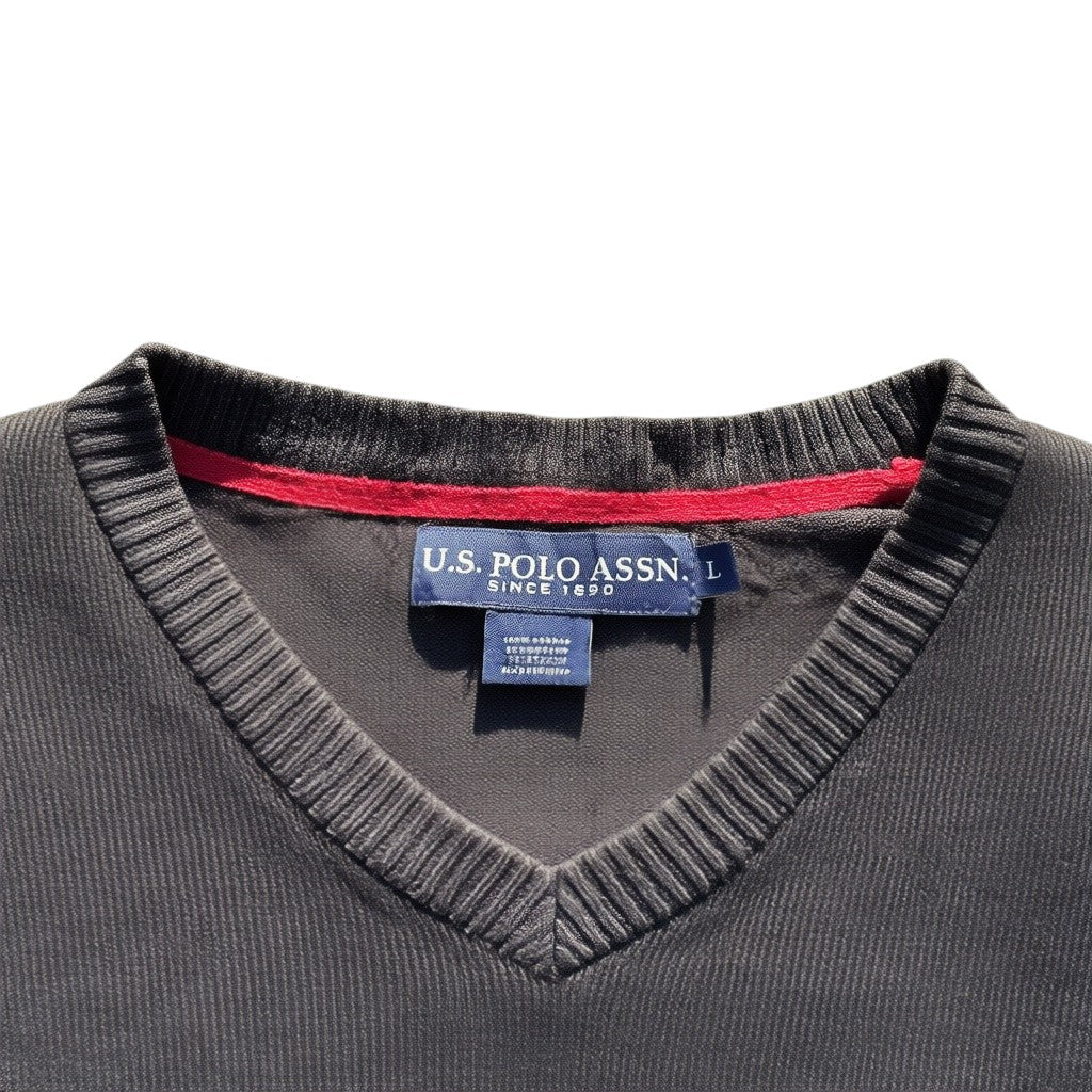 U.S. Polo Assn. Etikett mit Größe L und rotem Nackenband
