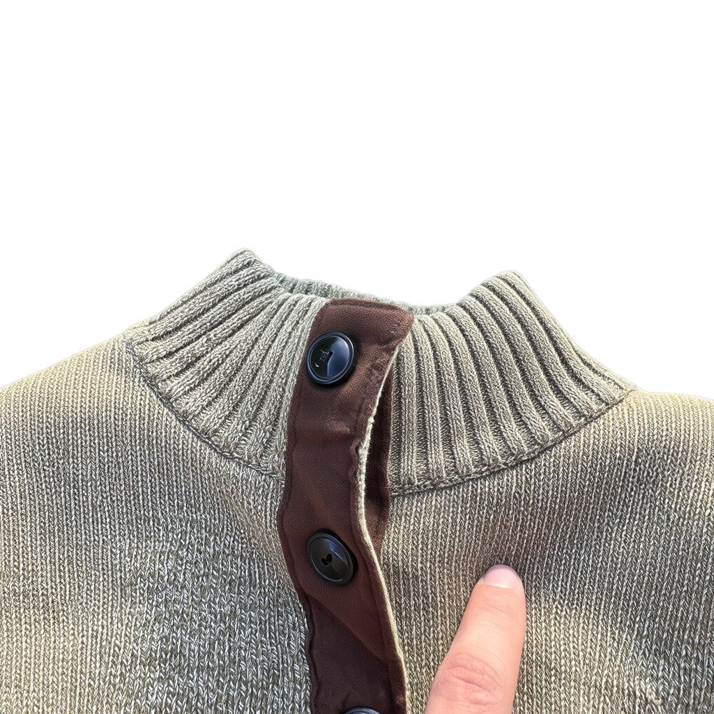Strickpullover mit Knopfkragen Salbeigrau, Gr. unbekannt, Knopfkragen-Detail