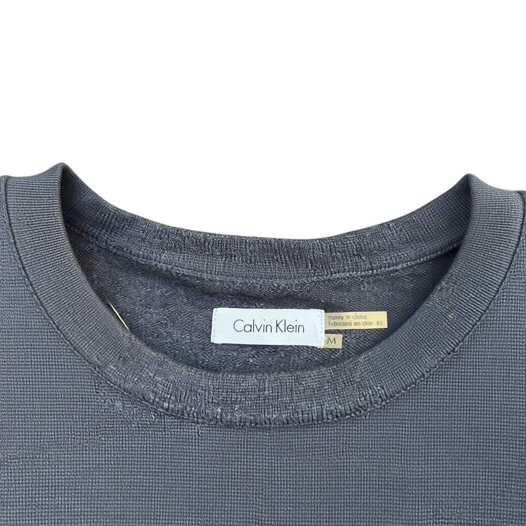 Calvin Klein Etikett mit Größe M am Strickkleid