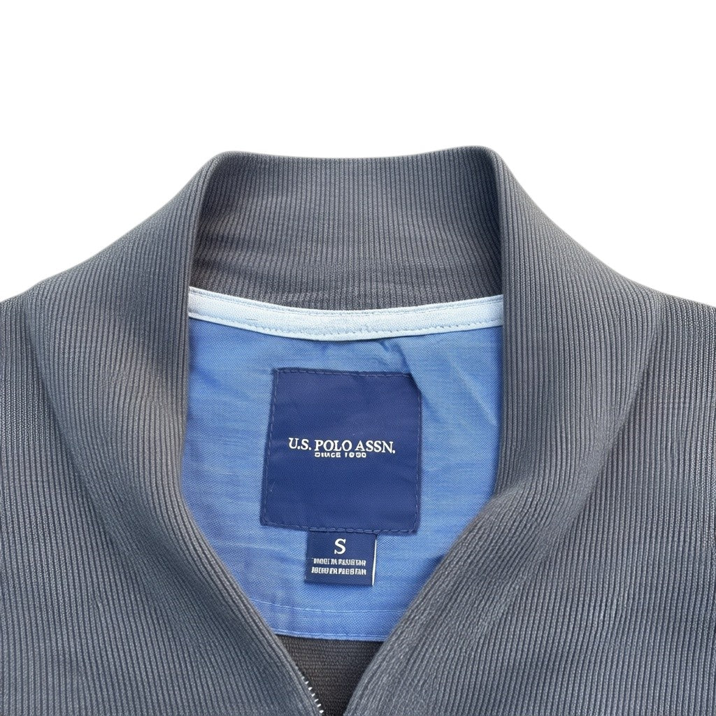 U.S. Polo Assn. Etikett mit Größe S und hellblauer Nackenblende