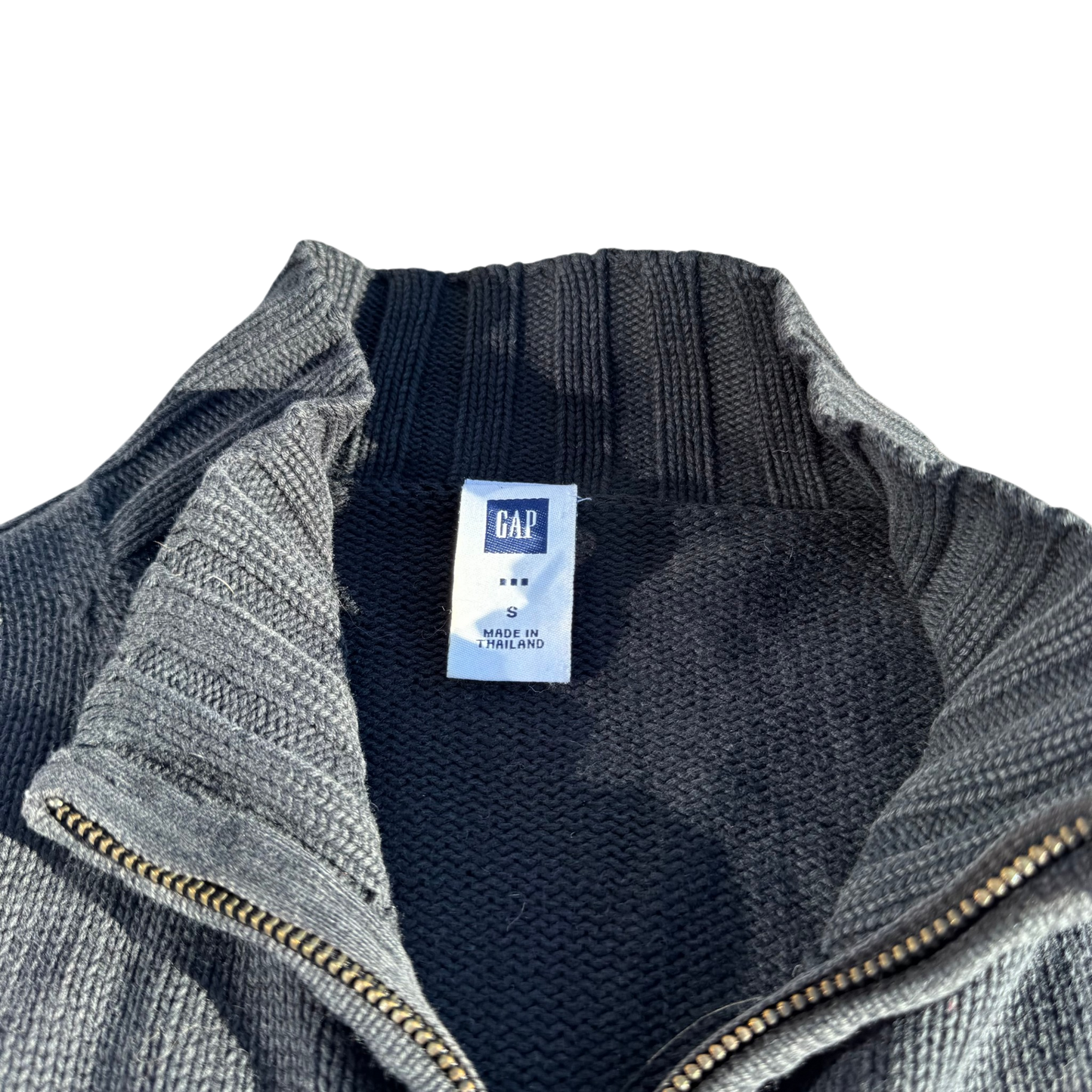 Gap Ribbed Full-Zip – Anthrazit · S – Marken- und Größenetikett