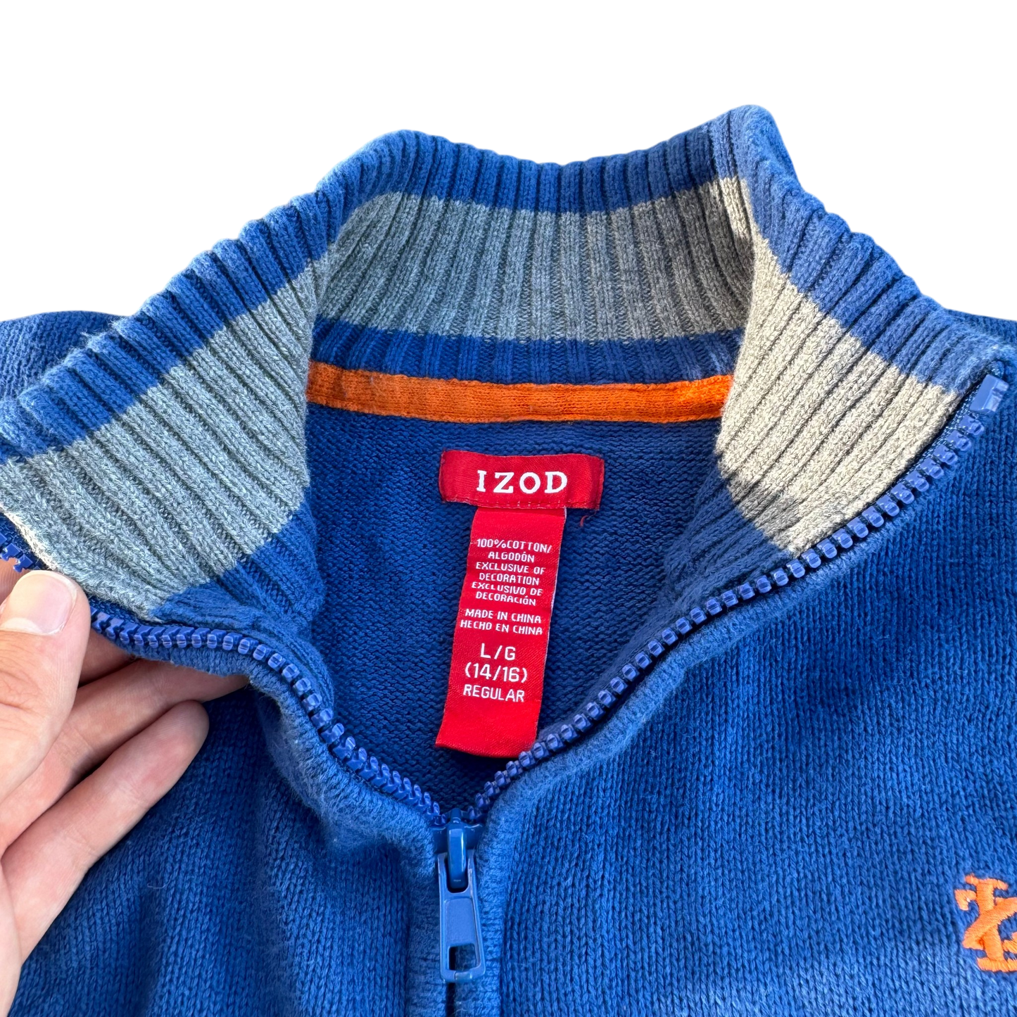 IZOD Logo Quarter-Zip – Blau · L / 14–16 – Marken- und Größenetikett