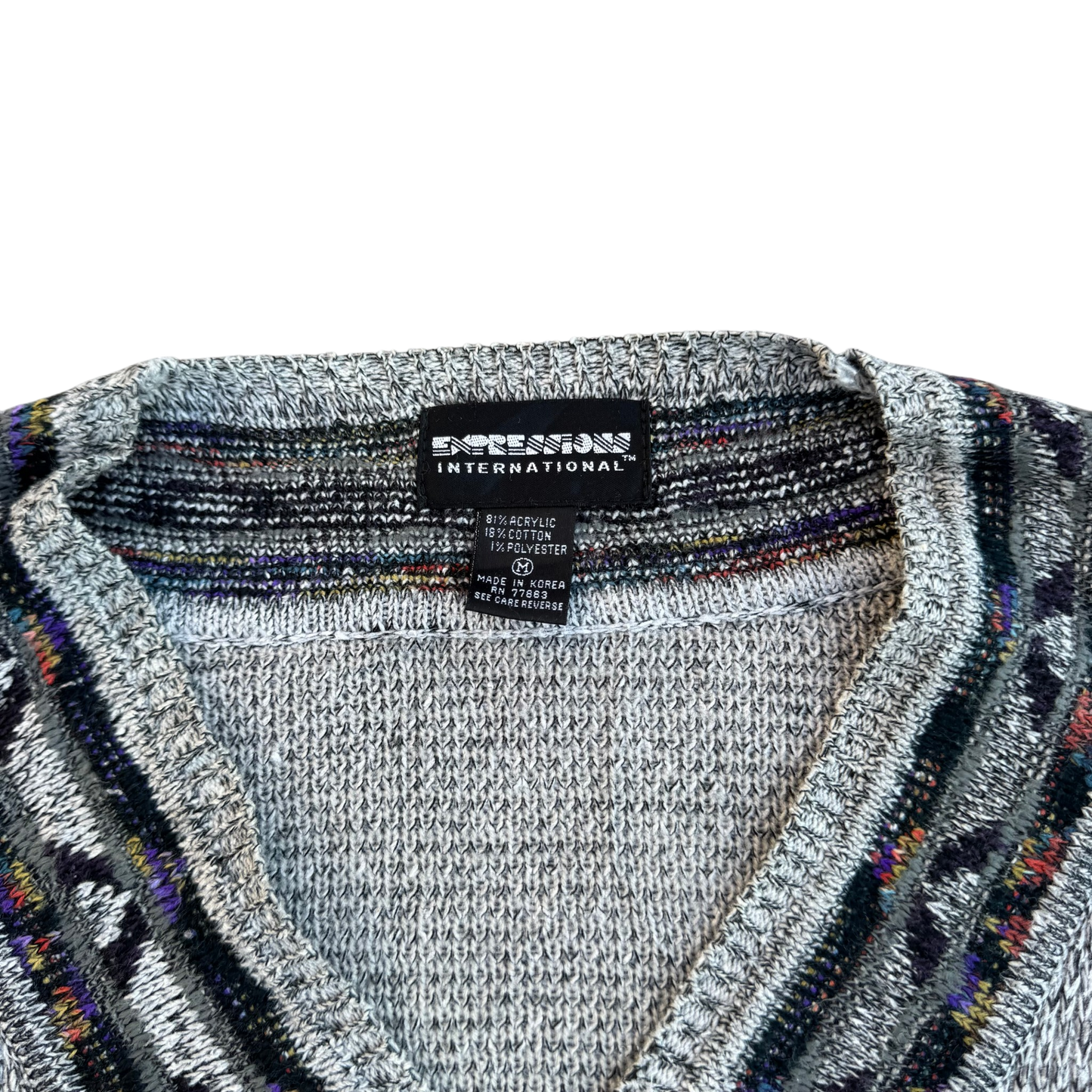 Expression International Patterned V-Neck – Hellgrau/Mehrfarbig · M – Marken- und Größenetikett