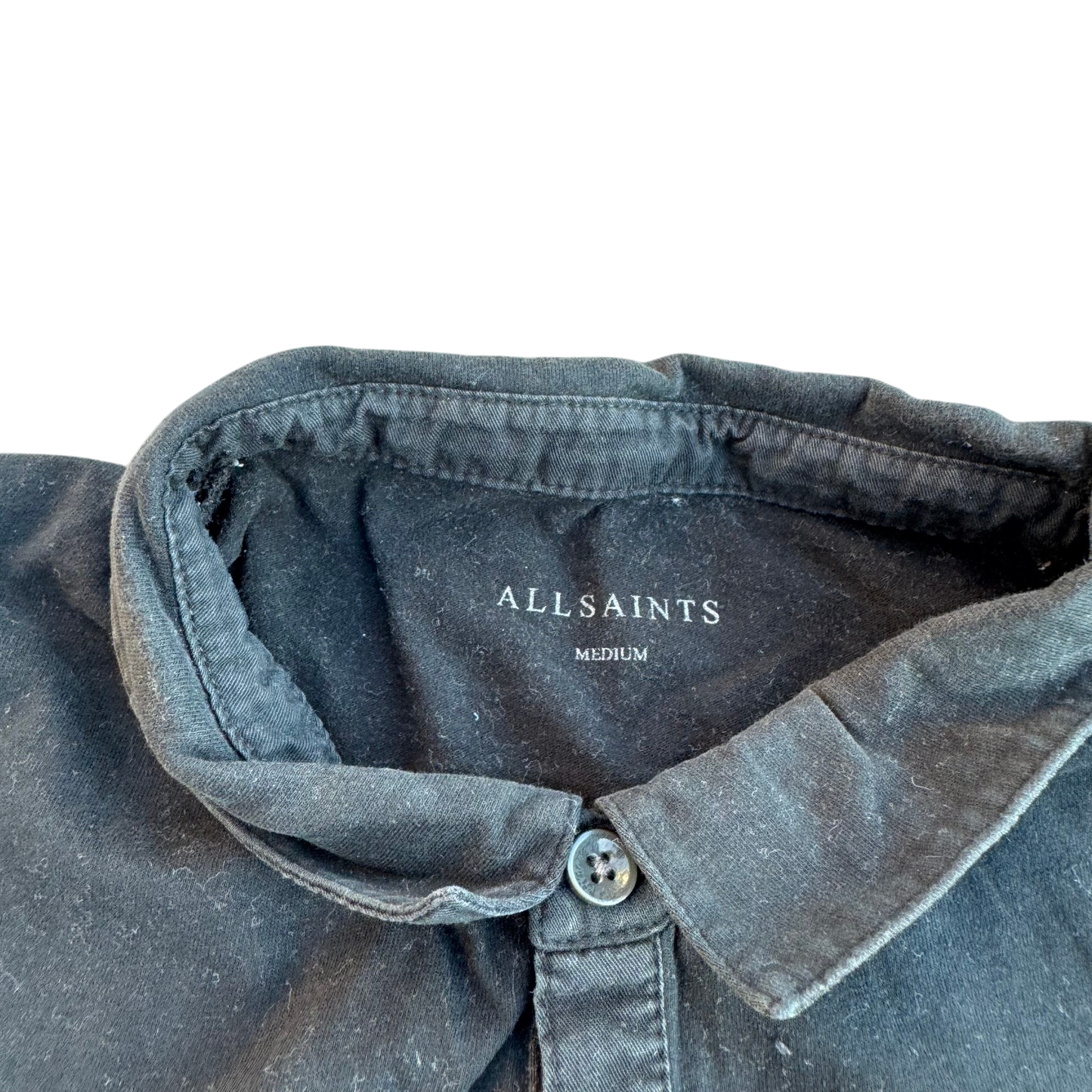 AllSaints Faded Logo Polo – Dunkelgrau · M – Marken- und Größenetikett