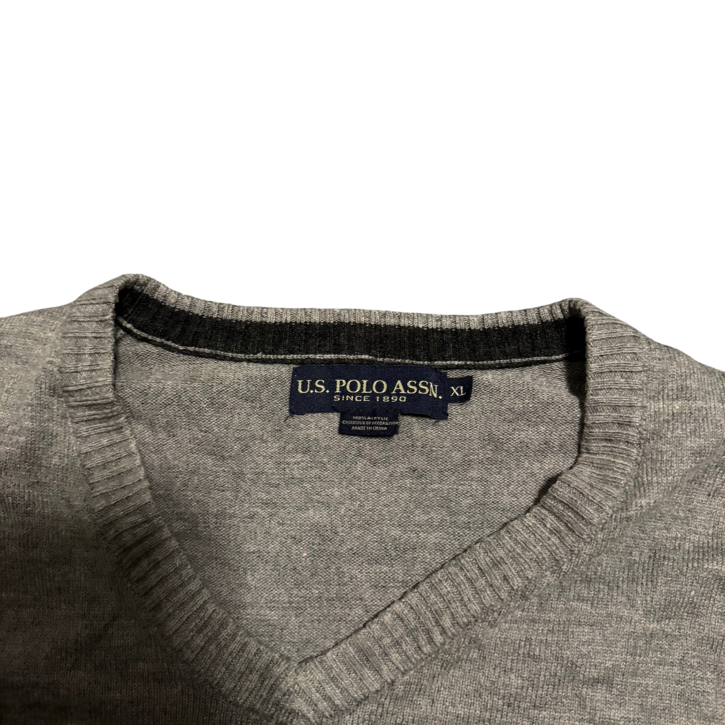 U.S. Polo Assn. Streifen V-Neck Grau, Gr. XL – Etikett