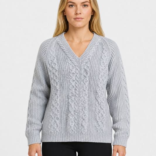 Hellgrauer Zopfstrick V-Neck Pullover ohne bekannte Marke und Größe in Studioansicht