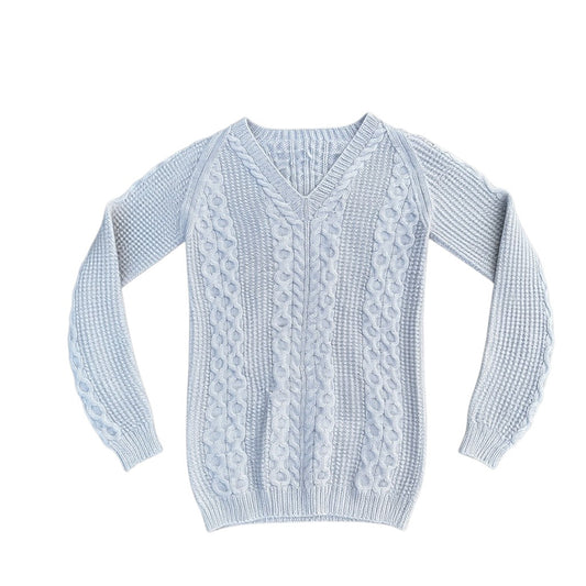 Hellgrauer V-Neck Pullover mit Zopfstrick vorne