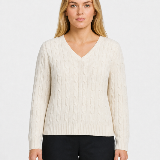 Chaps Cable-Knit V-Neck – Creme · L am Model
