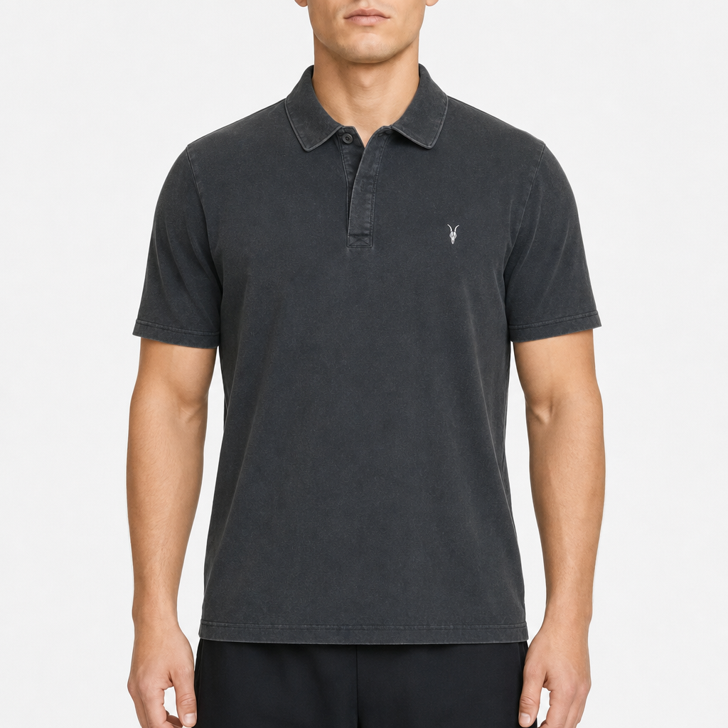 AllSaints Faded Logo Polo – Dunkelgrau · M am Model