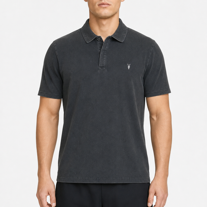 AllSaints Faded Logo Polo – Dunkelgrau · M am Model
